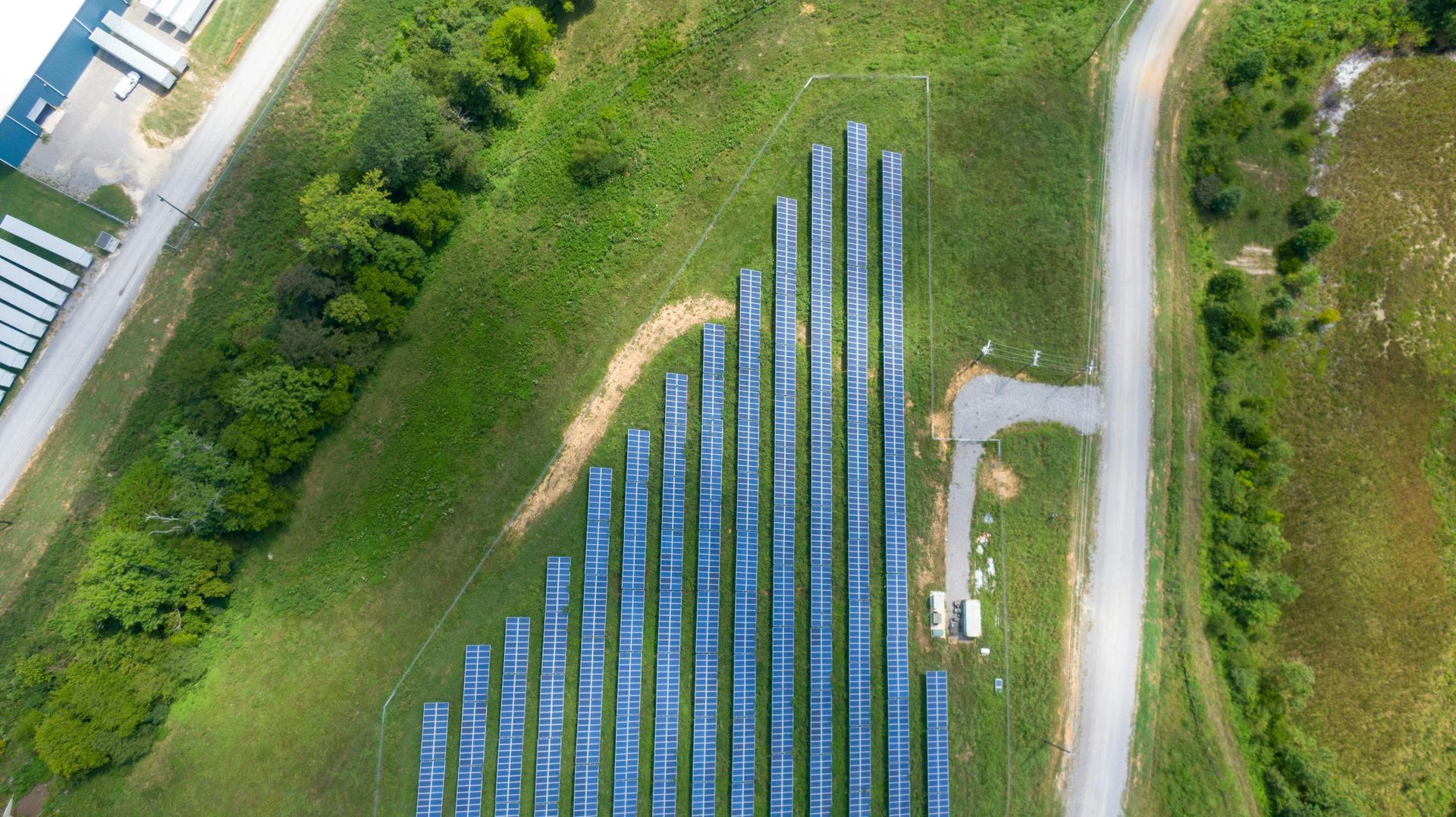 Paneles solares sobre un tejado de tejas de terracota, al aire libre en un día soleado.