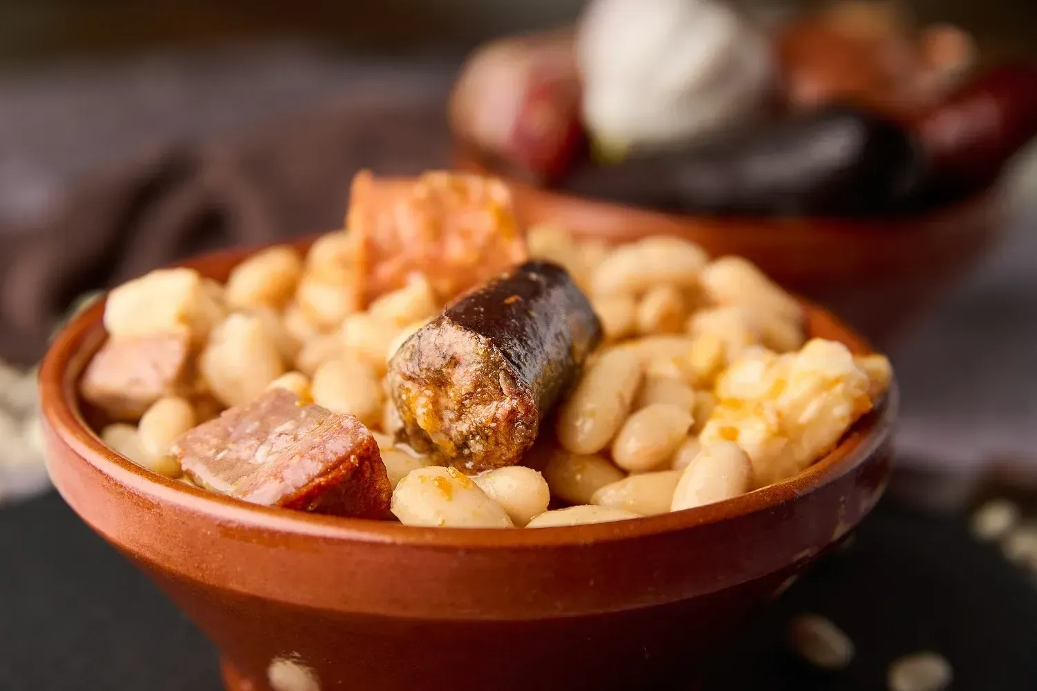 Cuenco de judías blancas con chorizo, morcilla y tocino.