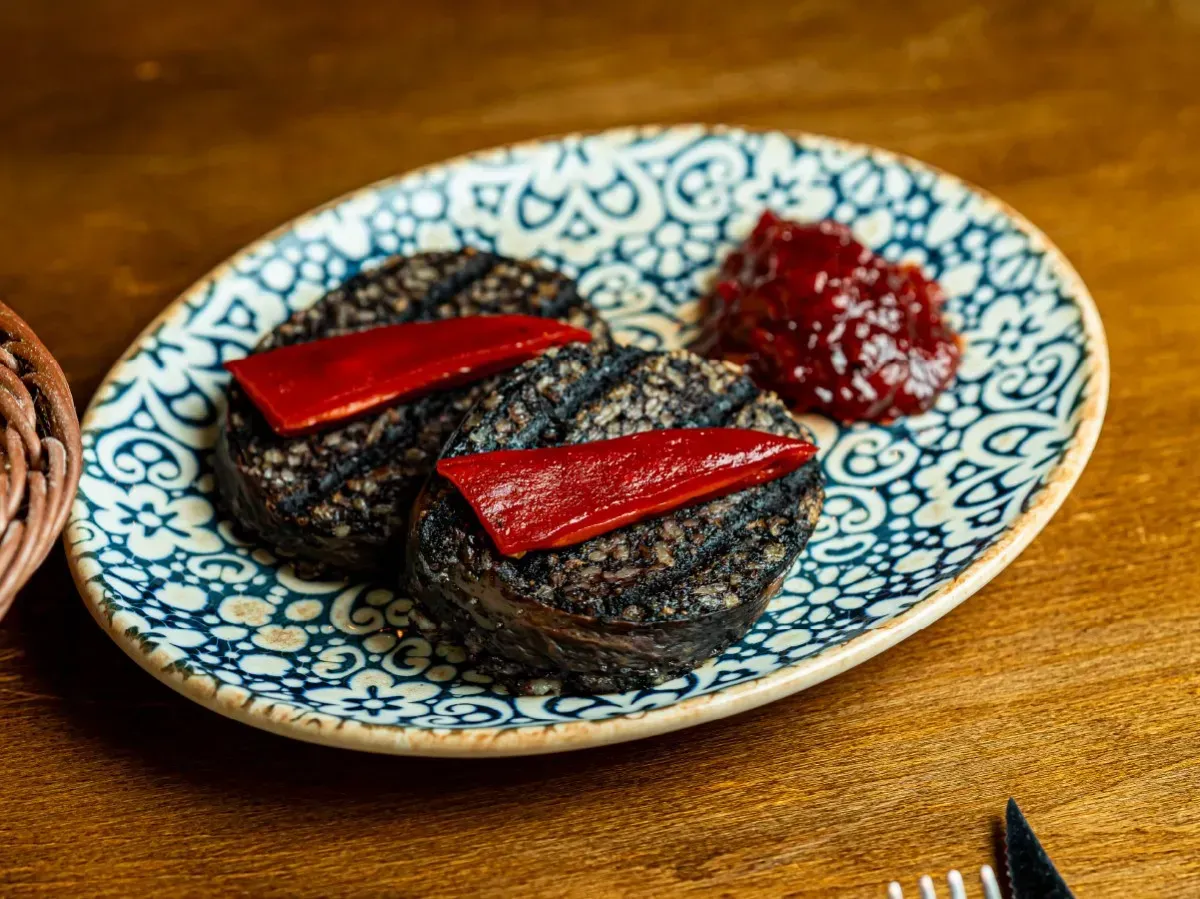 Un plato de comida con un tenedor sobre una mesa de madera.