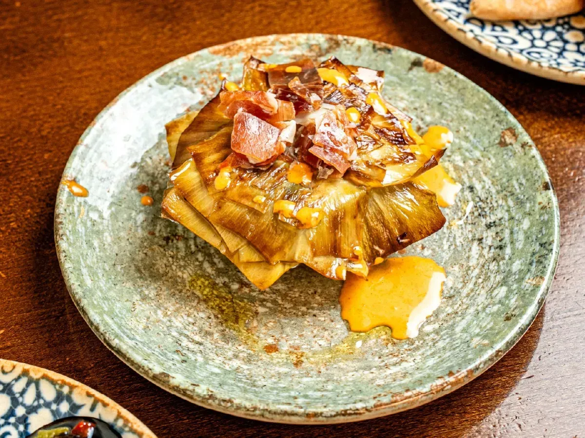 Un primer plano de un plato de comida sobre una mesa.