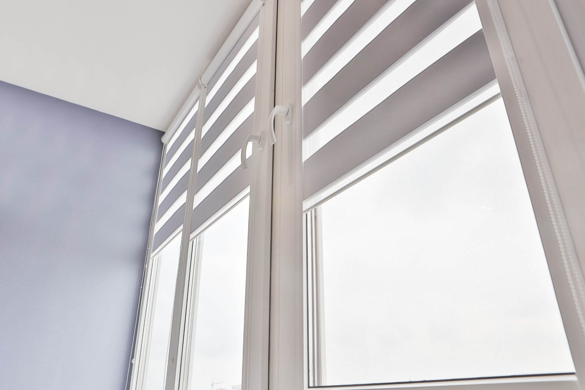 Un primer plano de una ventana con persianas en una habitación.