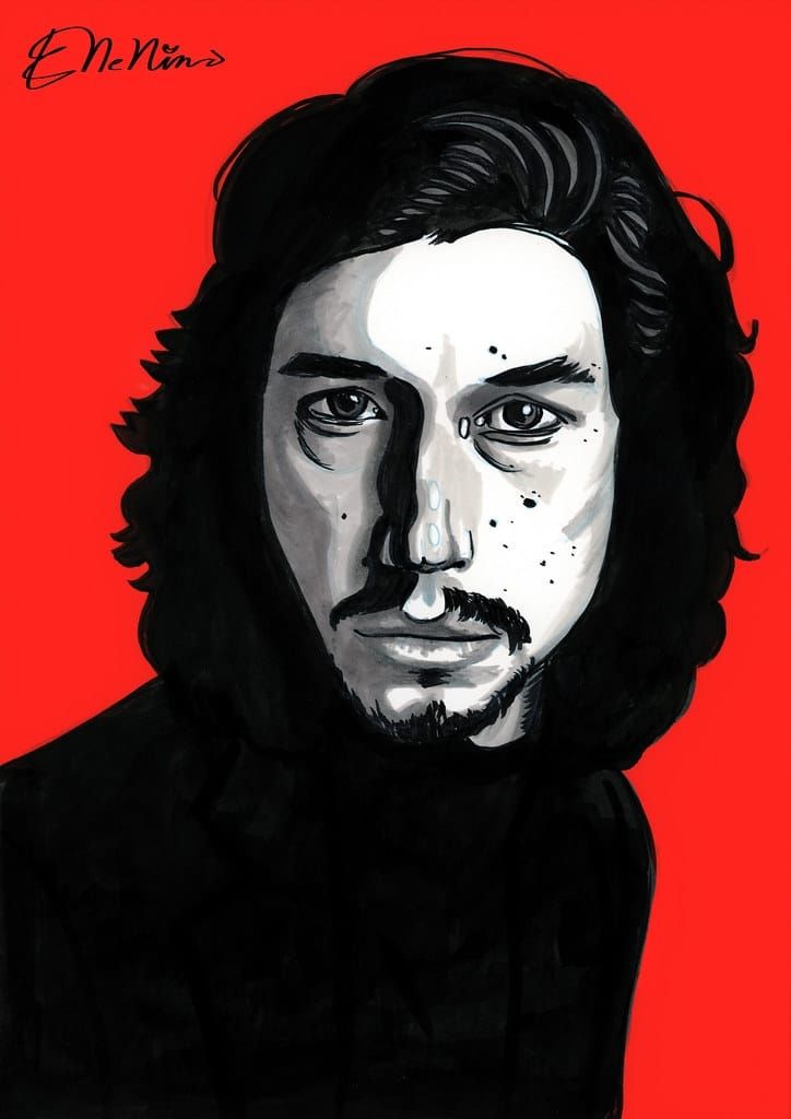 Retrato de Adam Driver en blanco y negro, sobre fondo rojo.