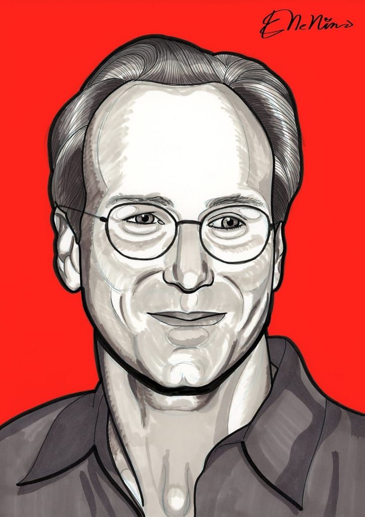 Retrato de un hombre con gafas, sonriendo sobre un fondo rojo.