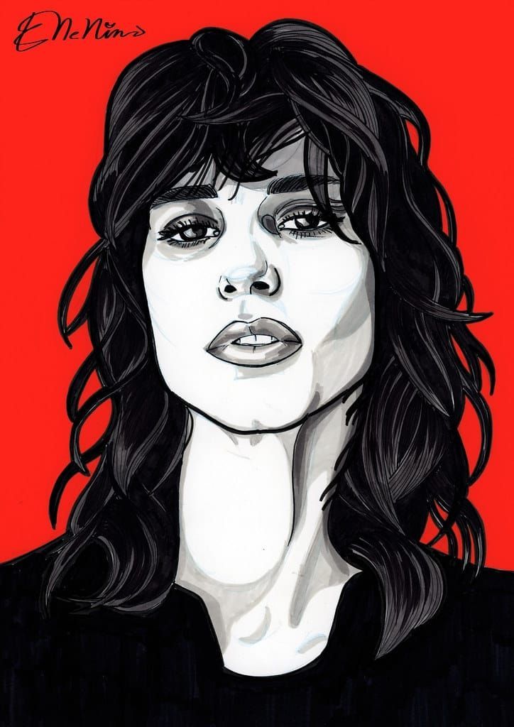 Mujer con cabello oscuro sobre fondo rojo, retrato estilizado.