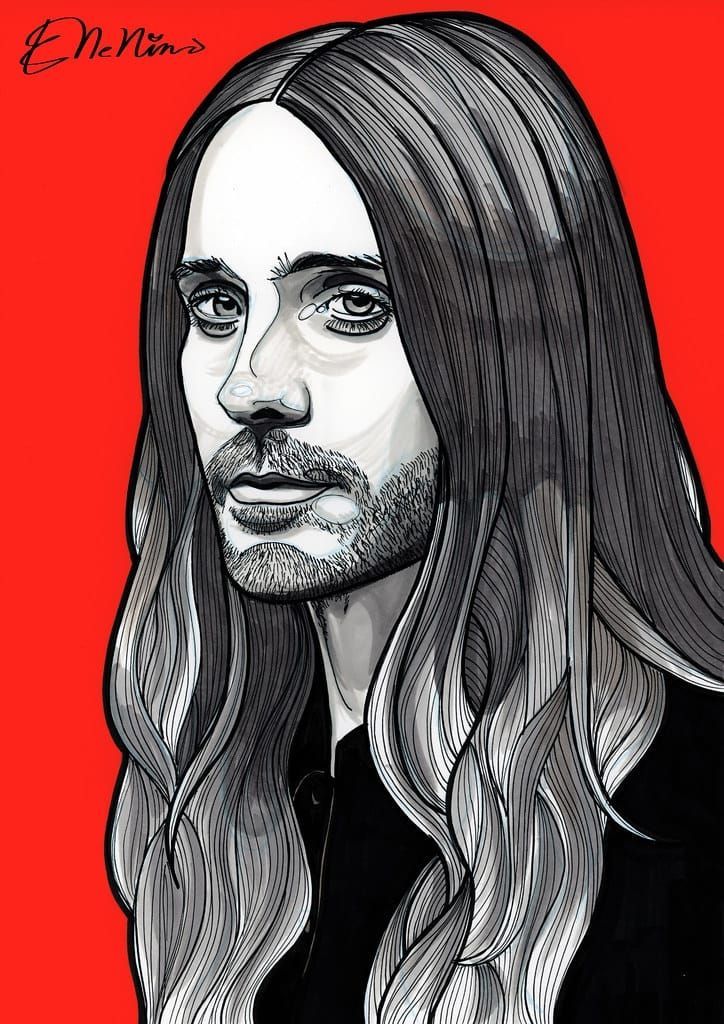 Hombre con pelo largo y barba sobre un fondo rojo.