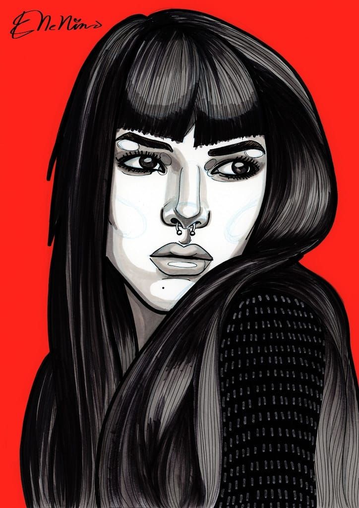 Mujer con cabello oscuro, anillo en la nariz y ropa negra sobre un fondo rojo, mirando hacia un lado.