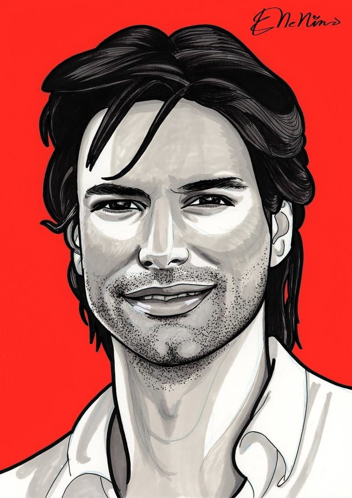 Hombre de cabello oscuro y una leve sonrisa, dibujado con un fondo rojo y camisa blanca.