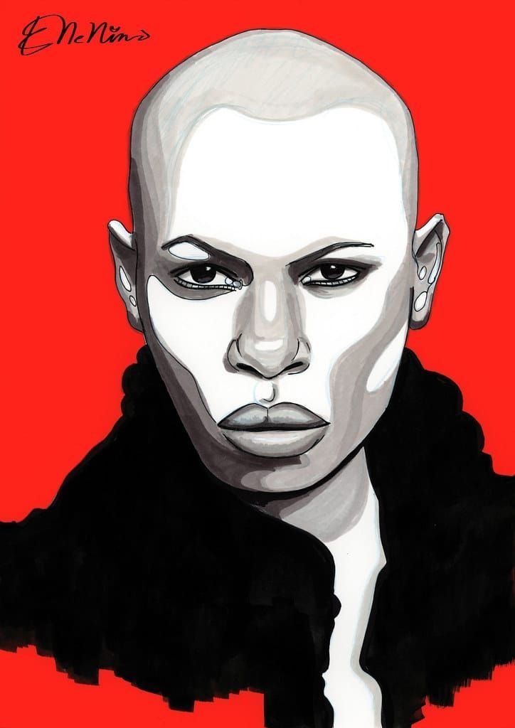 Persona calva con ojos penetrantes y expresión neutra sobre fondo rojo.