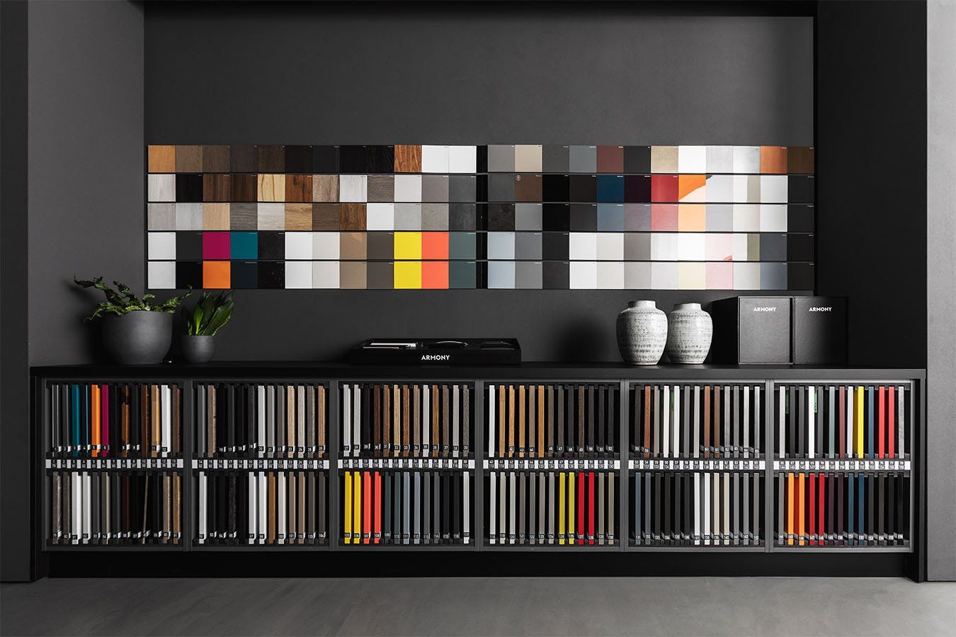 Nuancier de couleurs et matériaux accrochés à un mur