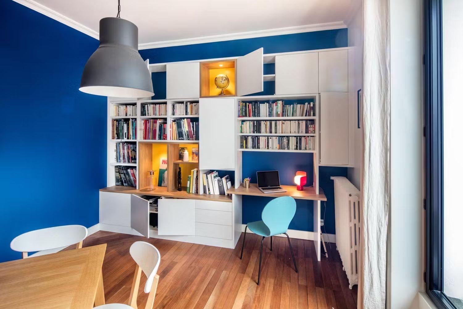 Bibliothèque et rangements avec espace bureau