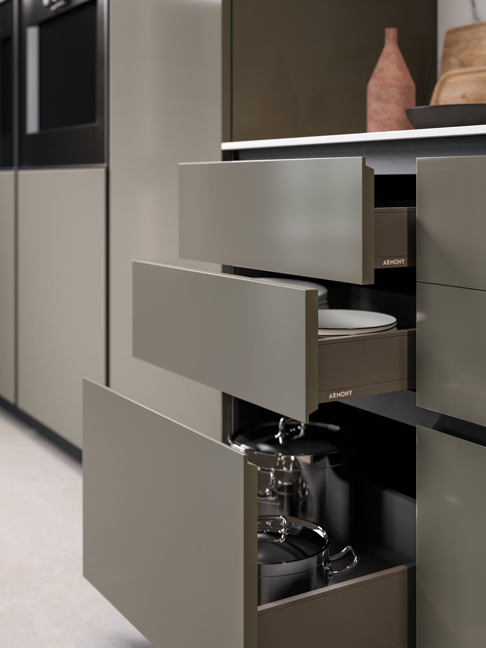 Tiroirs de cuisine ouverts avec vaisselle dedans