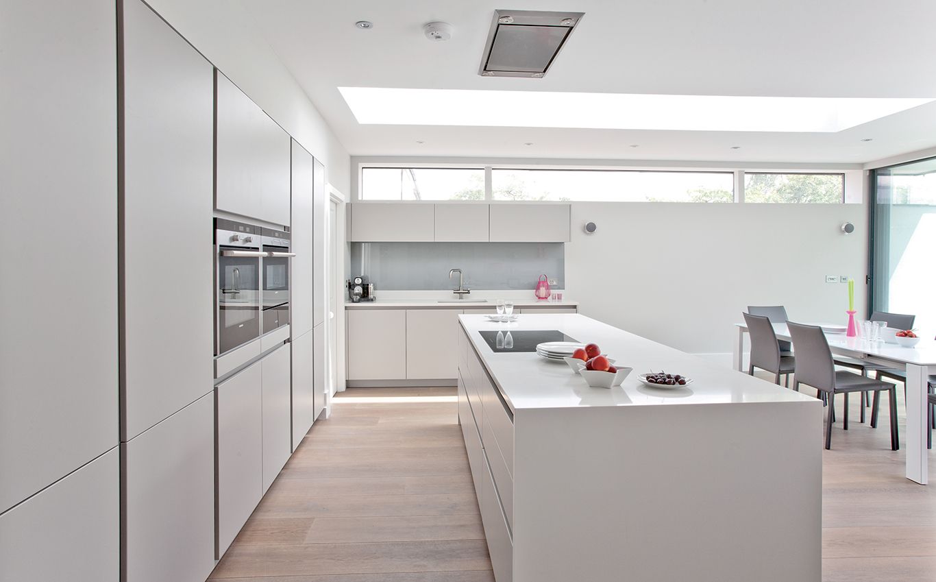 Cuisine avec îlot central blanc