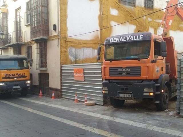Un camión de carga está estacionado al costado de la carretera.