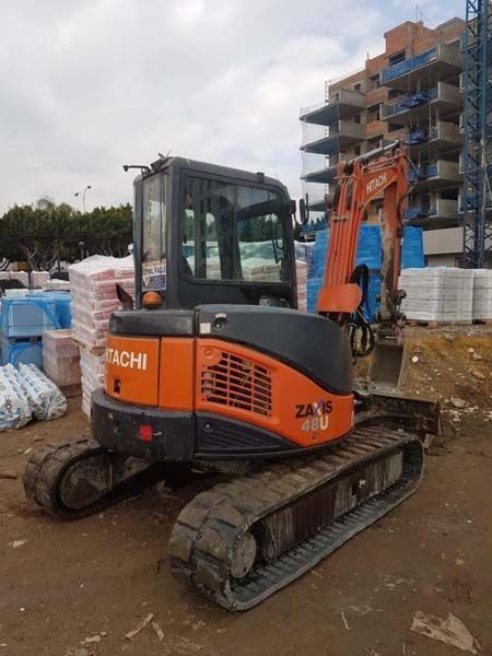 Una excavadora Hitachi está estacionada en un sitio de construcción.