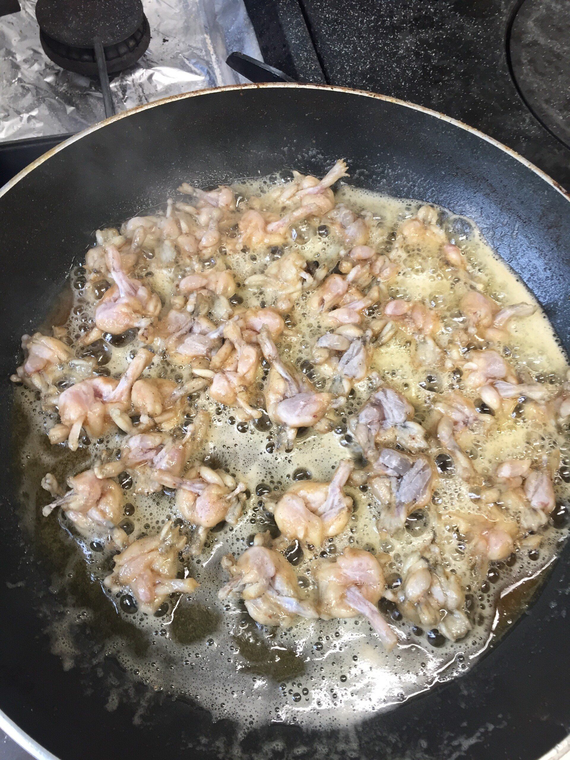 Grenouilles dans une casserole