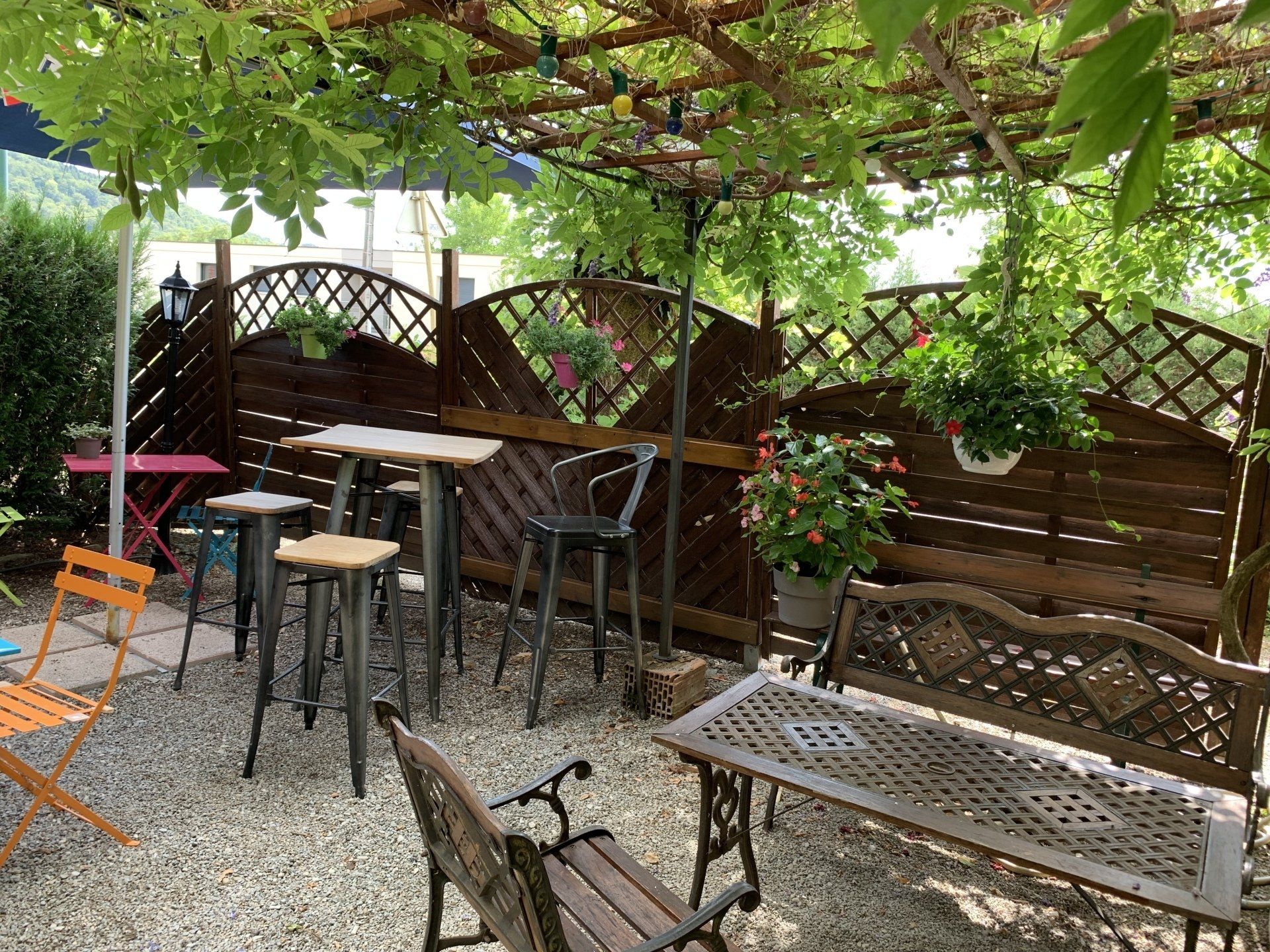 Terrasse avec pergola fleurie