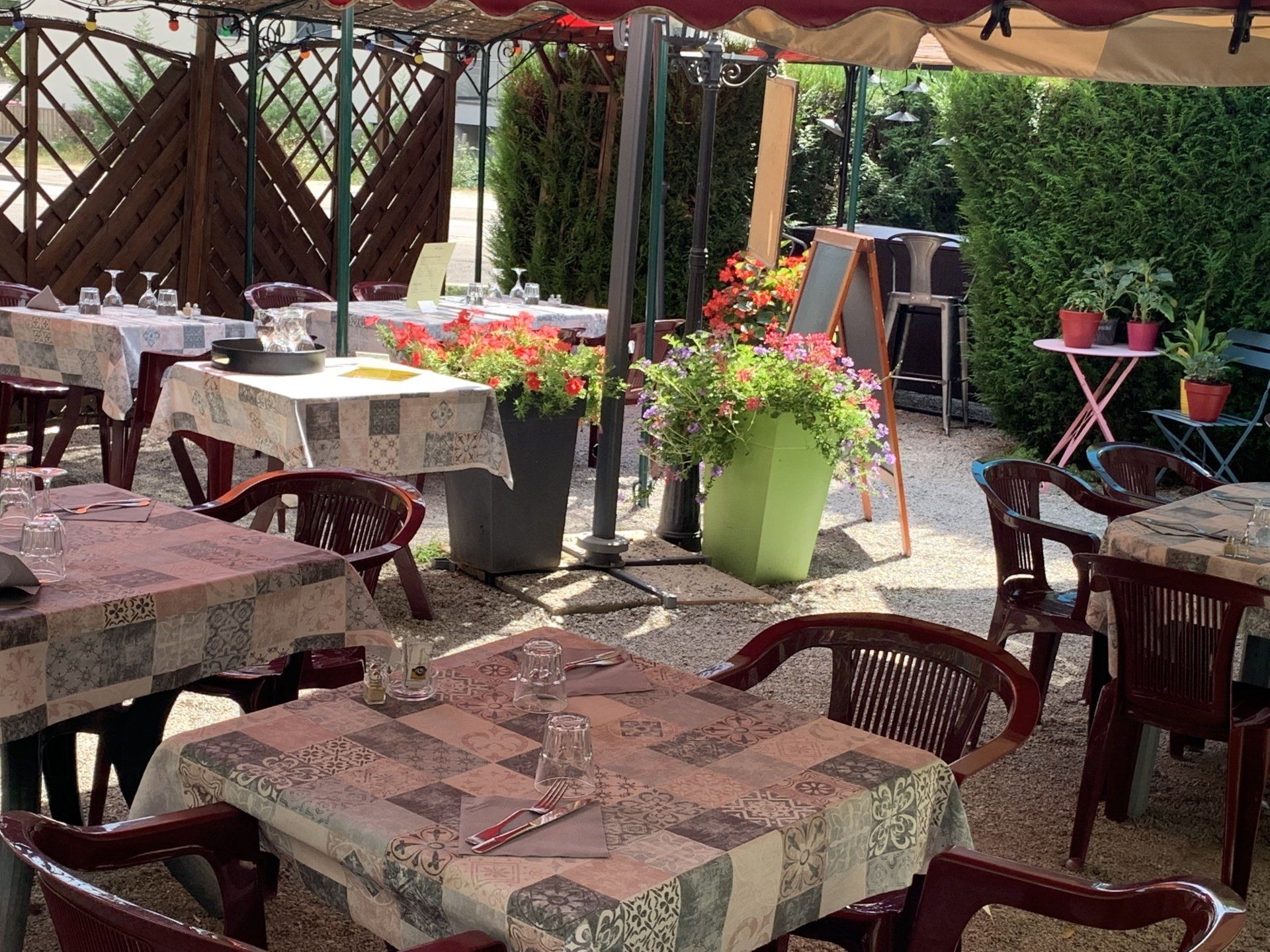 Tables dressées sur la terrasse