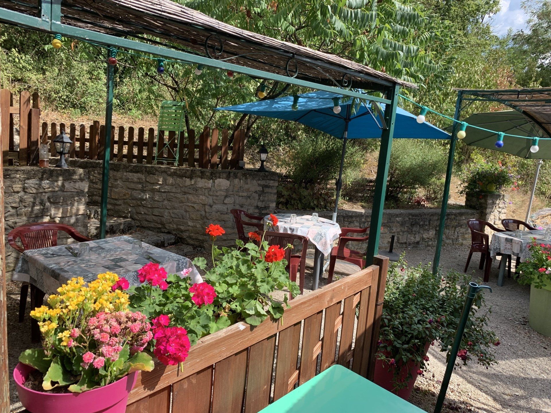 Entrée de la terrasse fleurie