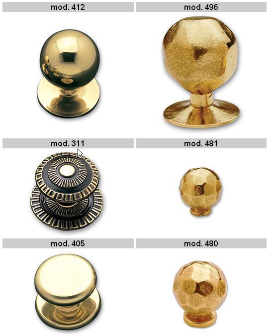 Un montón de diferentes tipos de pomos de puerta de latón