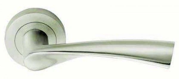 Un primer plano de una manija de puerta sobre un fondo blanco.