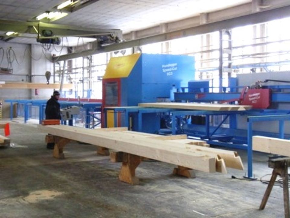 Mann bedient eine Maschine