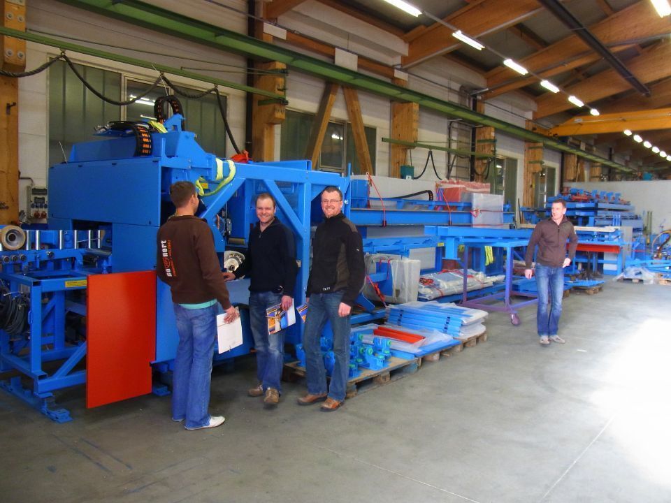 Mann bedient Maschine