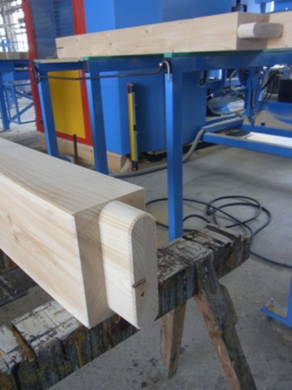 Maschine wird mit einem Kran aus einer Fabrikhalle gezogen