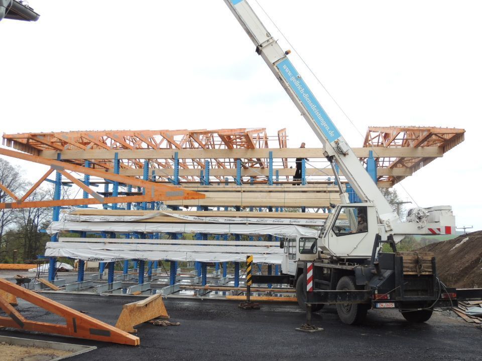 Person arbeitet an einer computergestützten Maschine