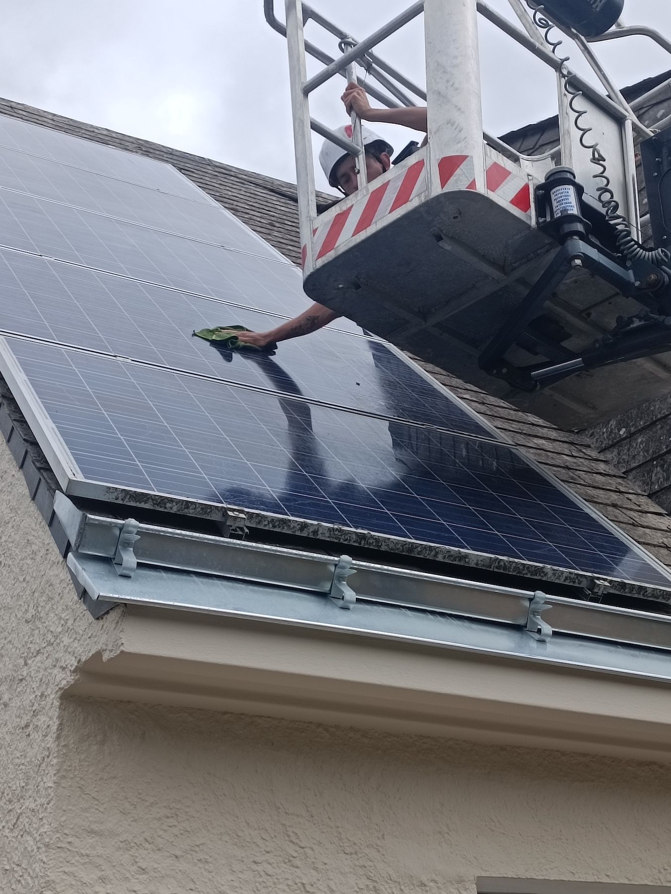Nettoyage professionnel de panneaux photovoltaïques par Démouss Expert