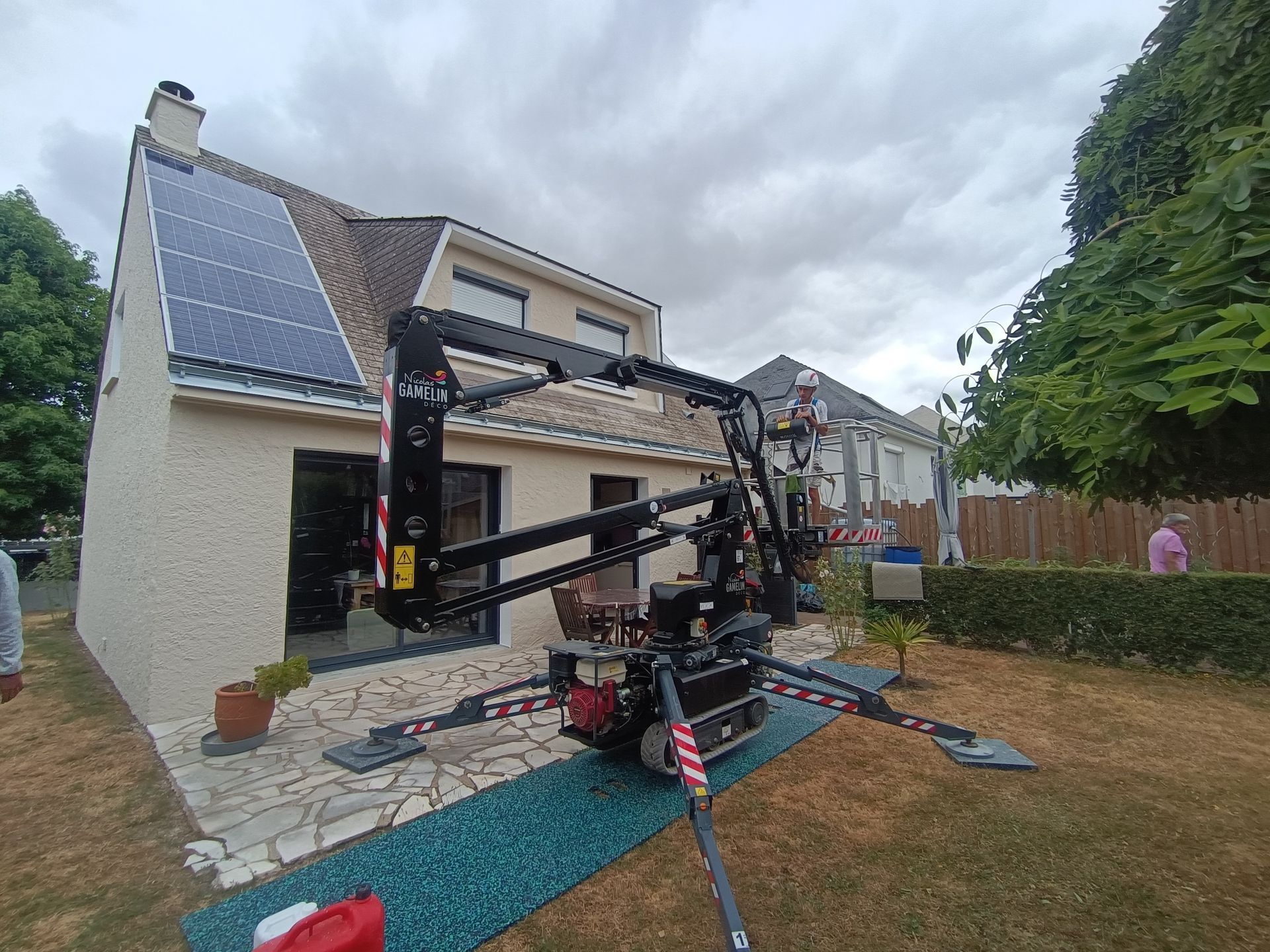 Nettoyage professionnel de panneaux solaires par Démouss Expert près de Nantes