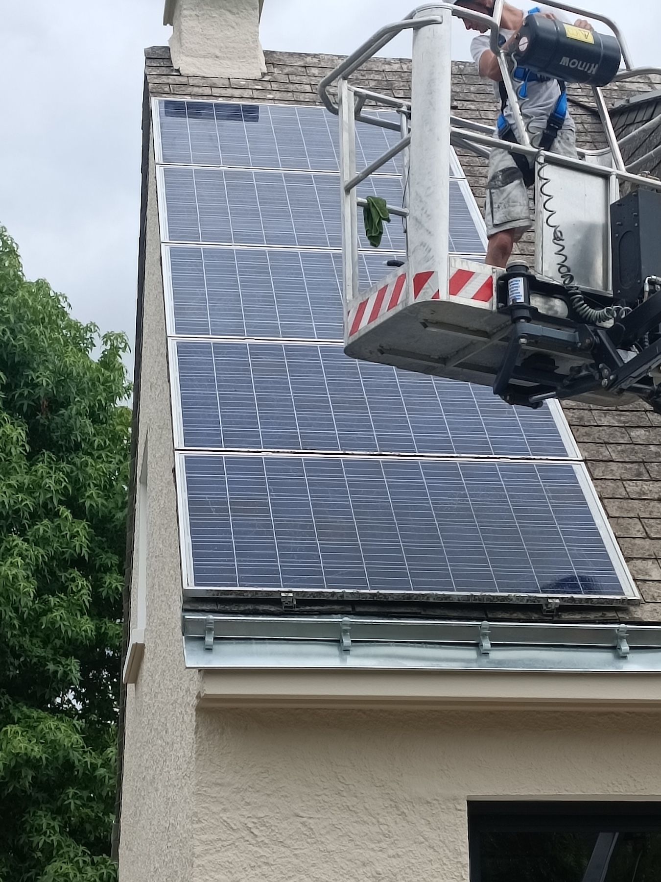 Entretien de panneaux solaires avec nacelle par Démouss Expert