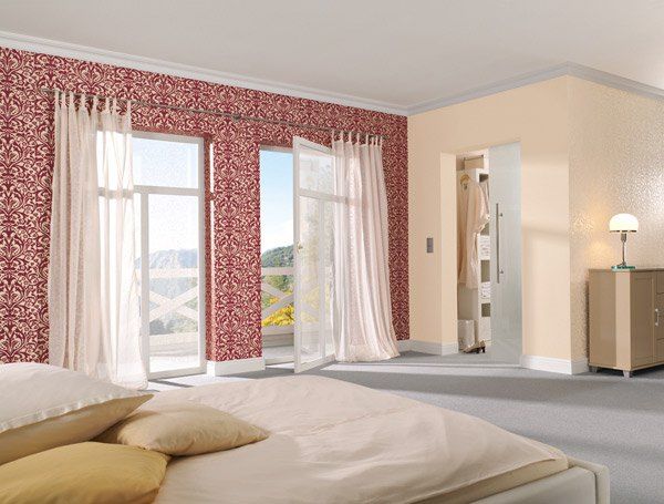 Anstricharbeiten und Gestaltung des Innenraumes mit Tapete und Farbakzenten in einem Schlafzimmer