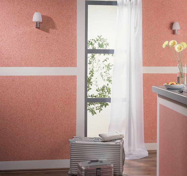 Anstricharbeiten mit Farbakzenten in Rot und Creme und Pflanzendekoration.