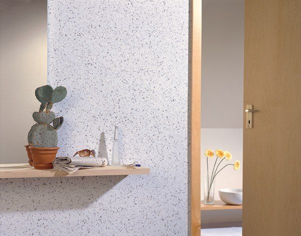 Anstricharbeiten mit Akzenten aus Naturholz mit Pflanzendekoration.