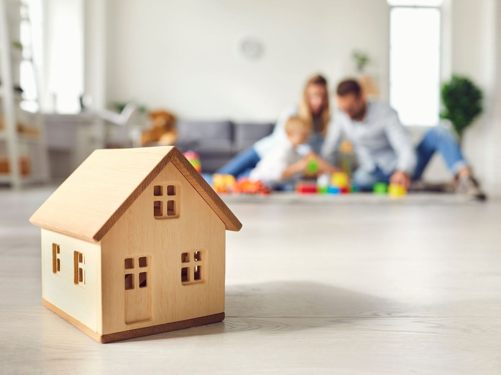 Maison en bois salon avec famille