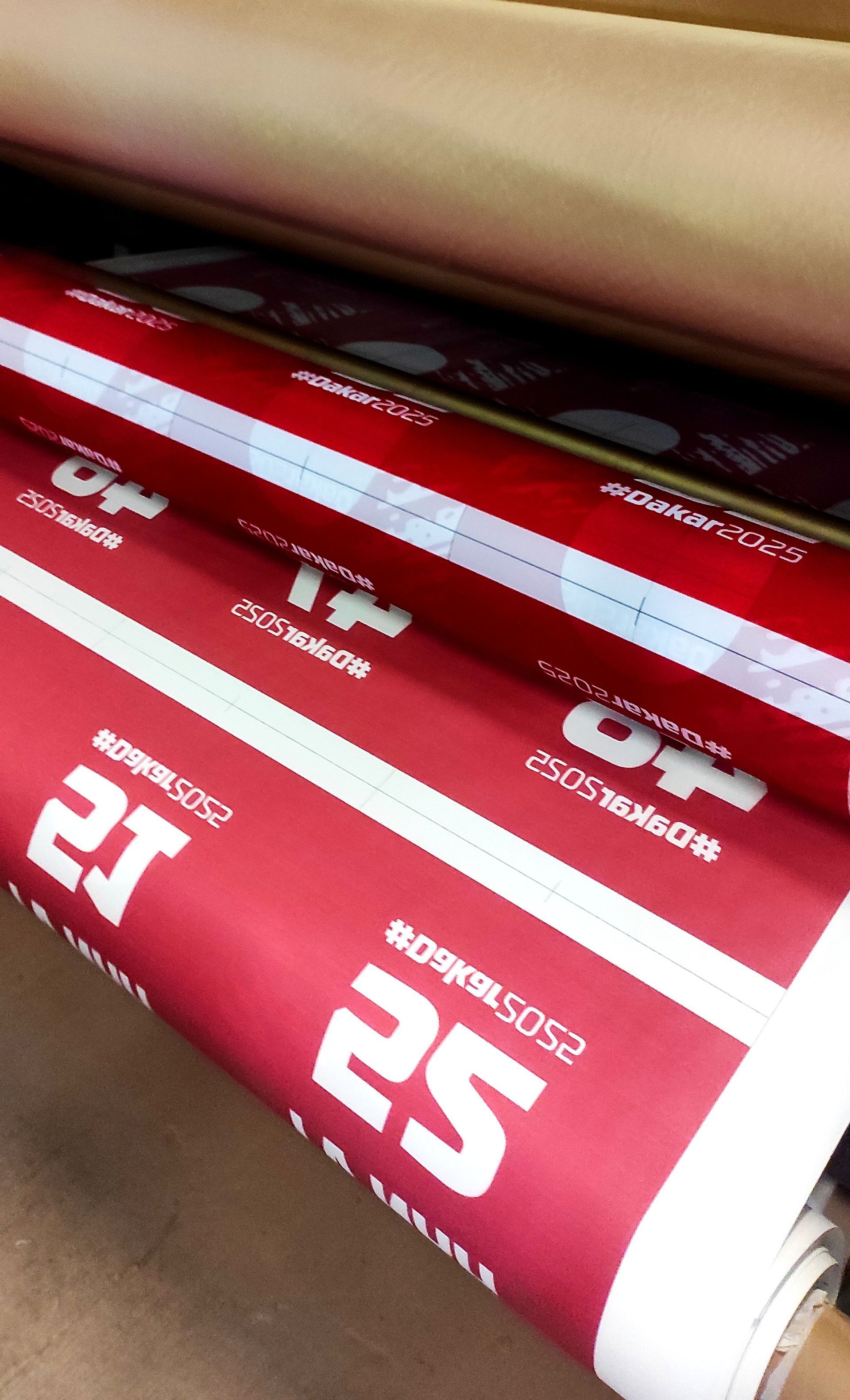 Calandrage sur maille polyester, dossards Dakar 2025