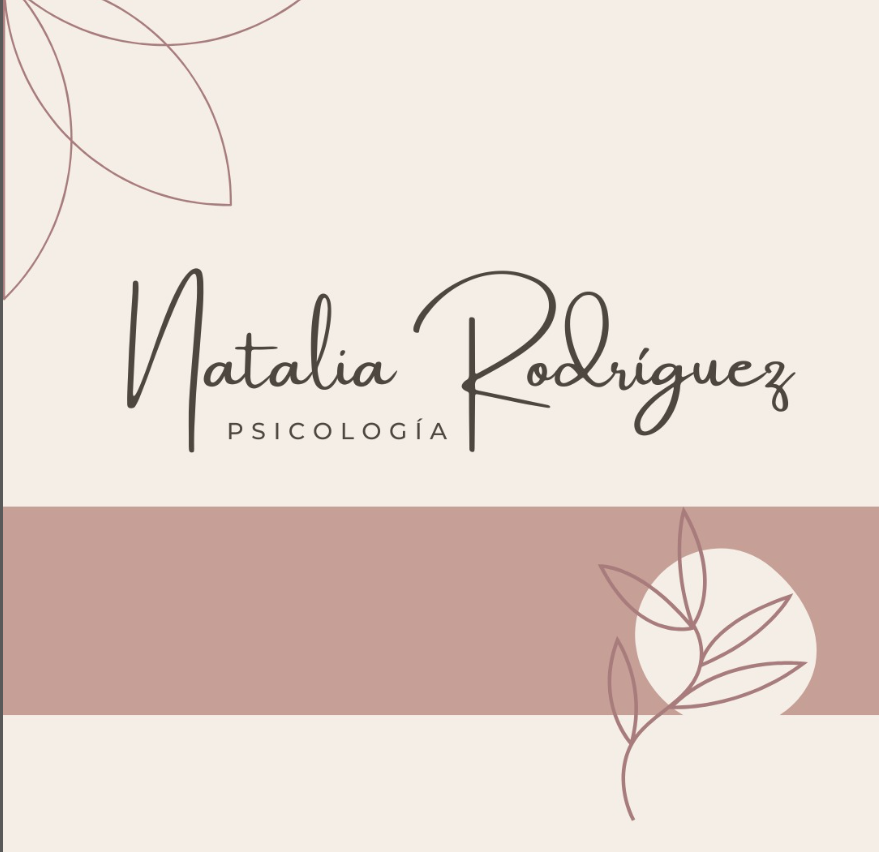 El nombre natalia rodriguez esta sobre un fondo rosa