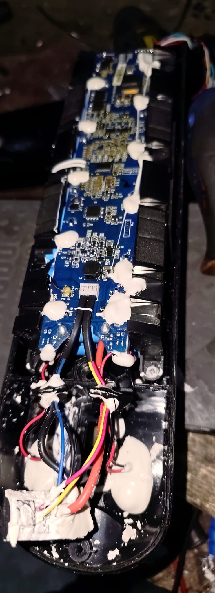 Una batería de scooter eléctrico rota está sobre una mesa.