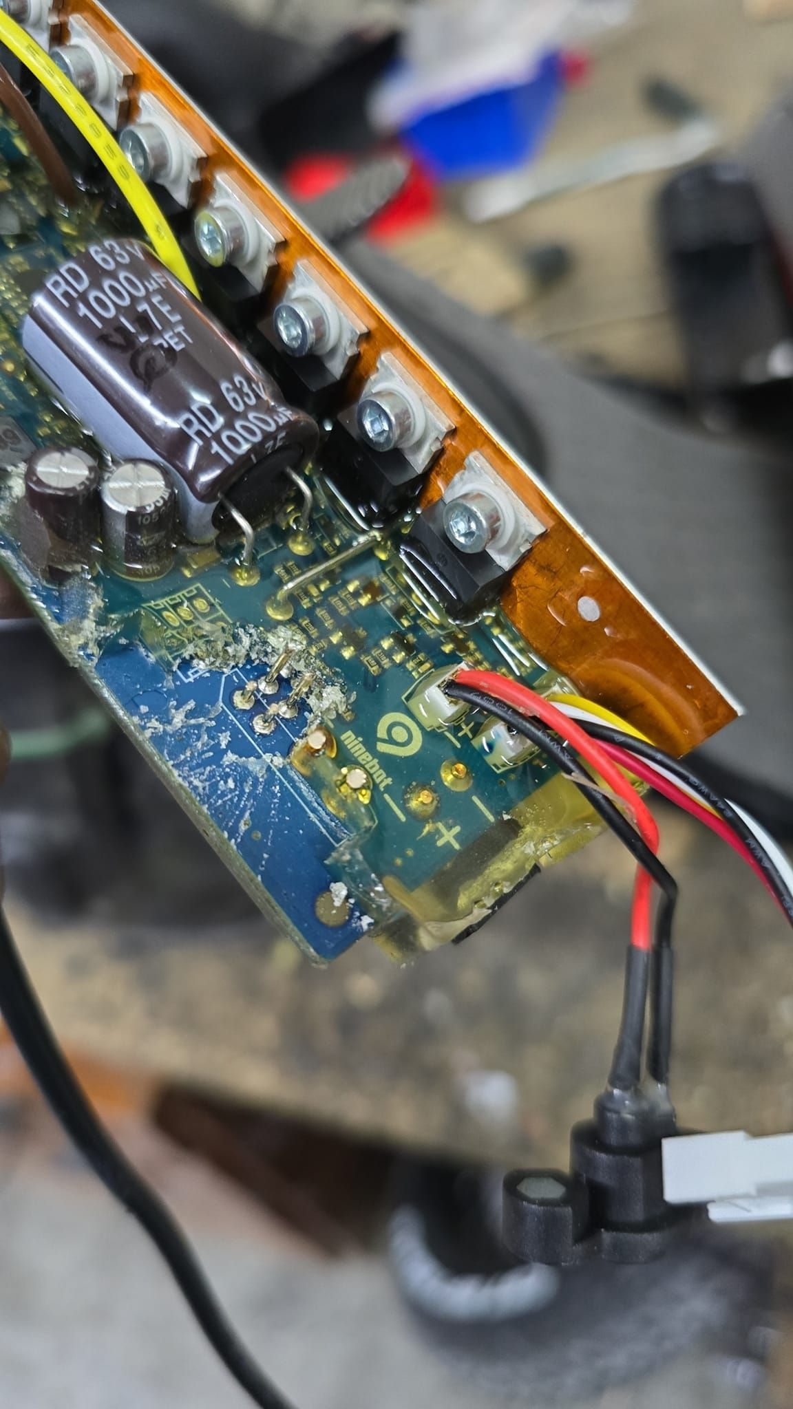 Un primer plano de una placa base con cables saliendo de ella.