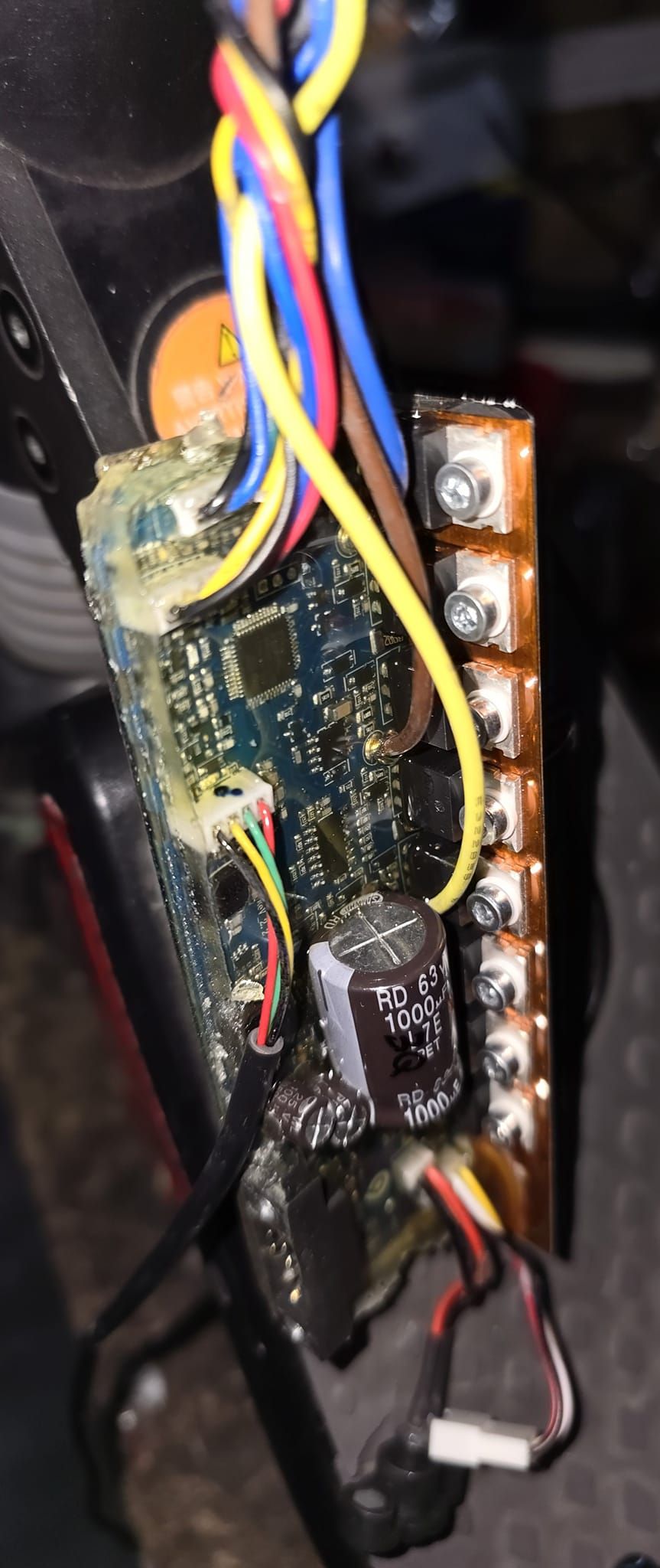 Un primer plano de una placa base con muchos cables saliendo de ella.