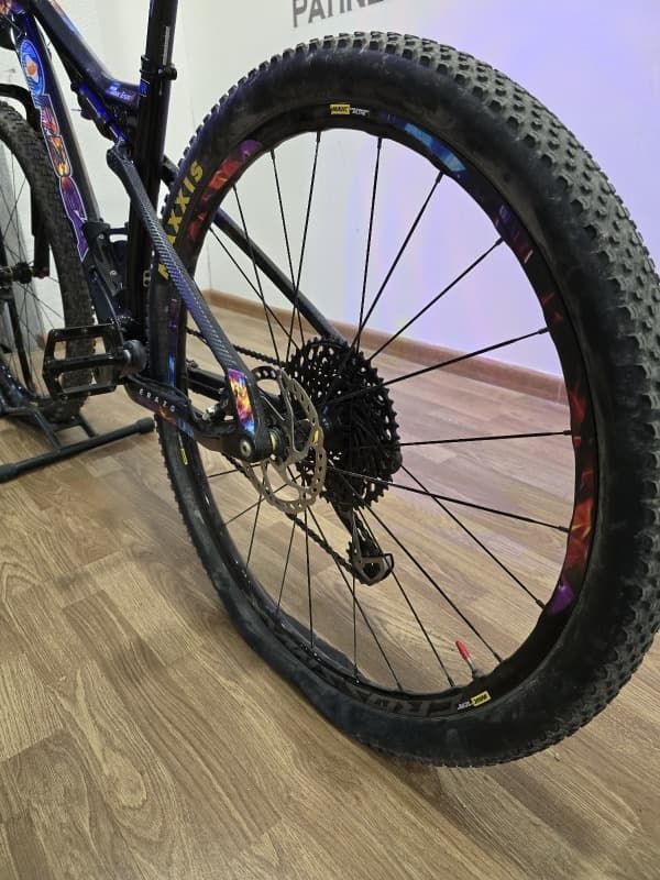 Un primer plano de una rueda de bicicleta sobre un piso de madera.