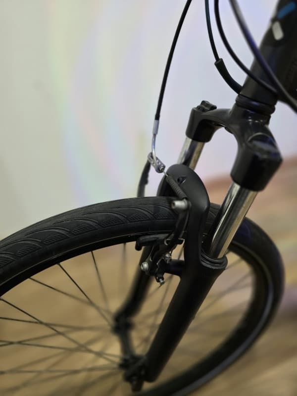 Un primer plano de una rueda y una horquilla de bicicleta.