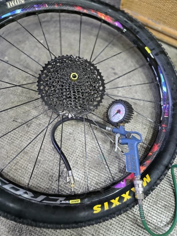 Una rueda de bicicleta con una bomba de neumáticos acoplada.