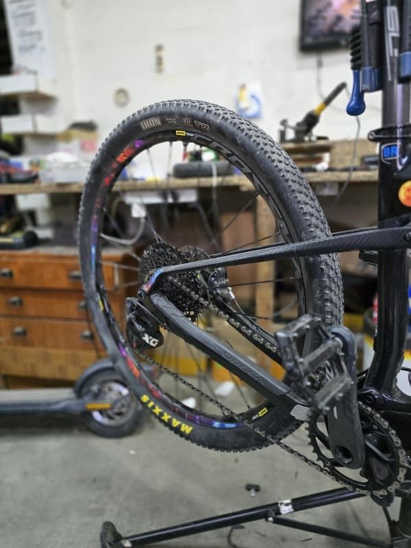 Una bicicleta con un neumático maxxis está sobre un soporte