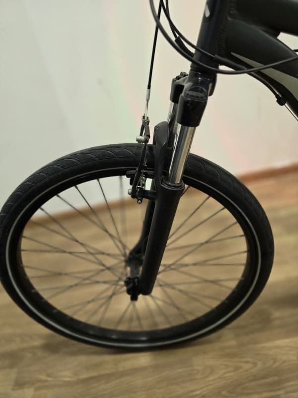 Un primer plano de una rueda de bicicleta sobre un suelo de madera.