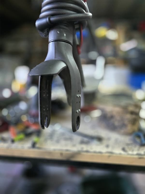 Un primer plano de un brazo robótico sobre una mesa.