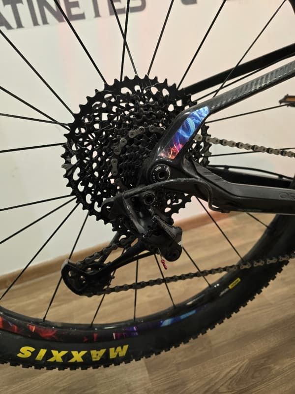 Una bicicleta con un neumático Maxxis.