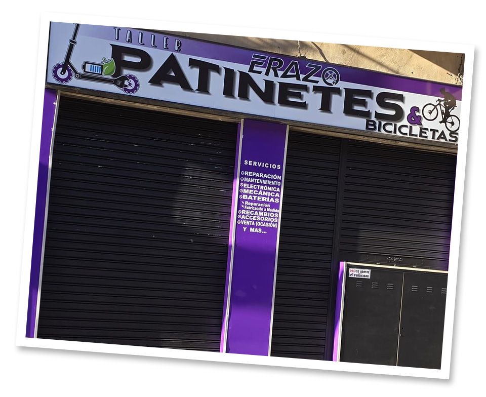 Un escaparate con un cartel que dice patinetes