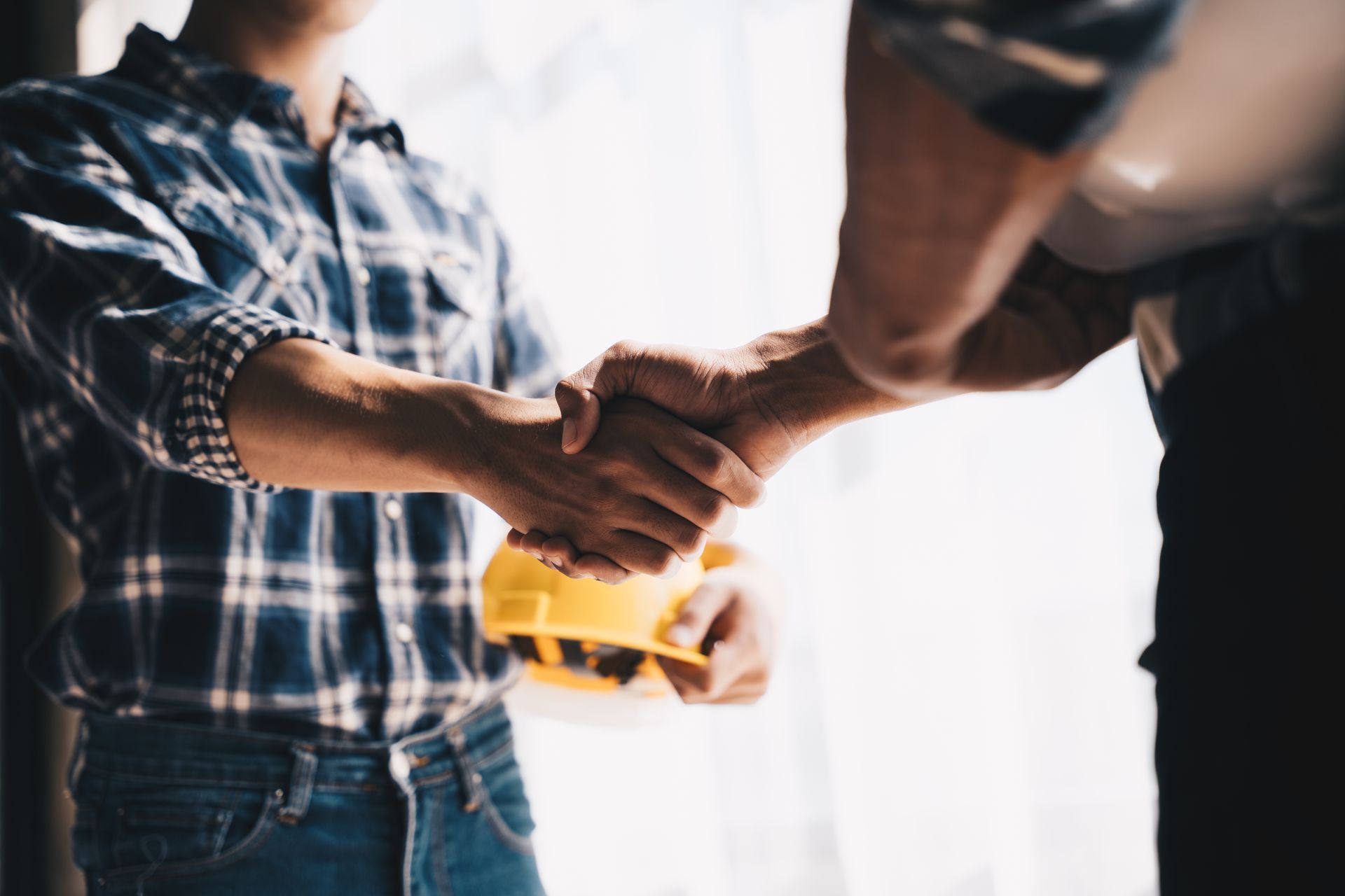 Poignée de mains entre un artisan et un client