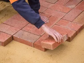 Homme qui pose des pavés.